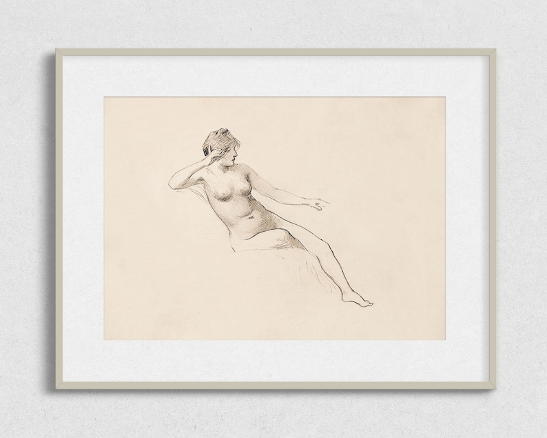 Pu&ograve; includere: Un disegno a matita in bianco e nero di una figura nuda seduta con il braccio appoggiato alla testa. La figura &egrave; rivolta a destra e le gambe sono distese.