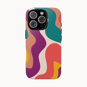 Op de afbeelding: Kleurrijke telefoonhoes met een abstract ontwerp. De hoes heeft vloeiende vormen in paars, rood, oranje, blauwgroen en crème. De telefoonhoes heeft een glanzende afwerking en een uitsparing voor de camera.