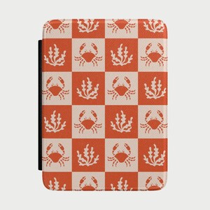 Op de afbeelding: Een set van drie keramische mokken met een gespikkelde, matte afwerking. De mokken zijn in de kleuren crème, lichtgrijs en donkergrijs. Elke mok heeft een eenvoudig, minimalistisch ontwerp, perfect voor koffie of thee.
