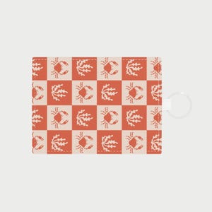 Op de afbeelding: Een set van drie keramische mokken met een gespikkelde, matte afwerking. De mokken zijn in crème, lichtgrijs en donkergrijs. Elke mok heeft een eenvoudig, modern ontwerp en een afgeronde handgreep.