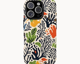Pode incluir: Capa de telemóvel com um design abstrato e colorido de corais e algas marinhas em tons de verde, laranja, amarelo e azul marinho sobre um fundo creme. A capa tem um acabamento brilhante e um recorte para a câmara.