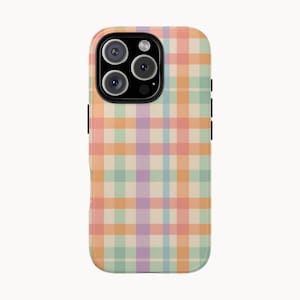 Op de afbeelding: Een telefoonhoesje met een kleurrijk ruitpatroon in pasteltinten van oranje, groen, paars en beige. De hoes heeft een zwarte cameramodule en zwarte zijknoppen. Een vrolijk en stijlvol accessoire.