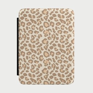 Op de afbeelding: Een rechthoekige hoes met een luipaardprint in tinten bruin en beige. De hoes heeft een zwarte rug aan de linkerkant. De hoes is ontworpen om een tablet of e-reader te beschermen.