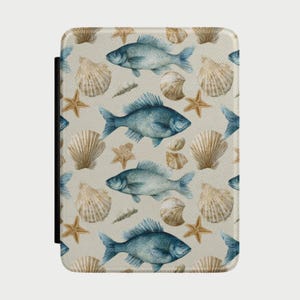 Op de afbeelding: Een lichtgekleurde hoes met een herhalend patroon van blauwe vissen, zeeschelpen en zeesterren. Het ontwerp heeft een aquareleffect, met de mariene elementen in tinten blauw, bruin en beige. De hoes heeft een zwarte rug.