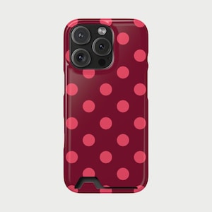 Op de afbeelding: Een witte keramische mok met een zwarte handgreep en de tekst "But First, Coffee" in een vetgedrukte, zwarte letter. De mok staat tegen een vage achtergrond, wat het strakke ontwerp benadrukt.