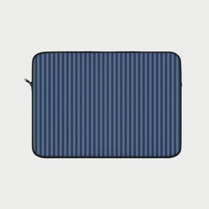 Könnte beinhalten: Eine rechteckige Laptop-Hülle mit vertikalem Streifenmuster in Marineblau und Hellblau. Die Hülle hat einen schwarzen Reißverschluss und eine schwarze Umrandung.
