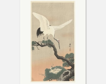 Op de afbeelding: Een Japanse houtsnede met een kraanvogel met uitgespreide vleugels op een tak. De kraanvogel heeft witte veren, zwarte vleugeltips en een rode kroon. Het kunstwerk heeft een gedempt kleurenpalet met een zachte, getextureerde achtergrond.