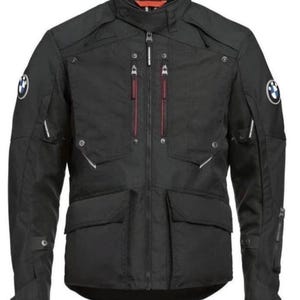 Puede incluir: Chaqueta de moto negra con múltiples bolsillos y cuello alzado. Cuenta con cremalleras rojas y logotipos de BMW en las mangas. La chaqueta tiene una cremallera completa y múltiples cierres a presión.