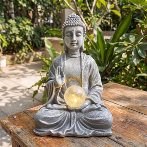 Statua di Buddha solare con sfera luminosa – Lampada da giardino zen in resina, decorazione per la meditazione