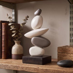 Handgjord staplad stenskulptur på bas | Balanserad stenstaty, modern zen-skrivbordsdekor, minimalistisk vardagsrumsaccent