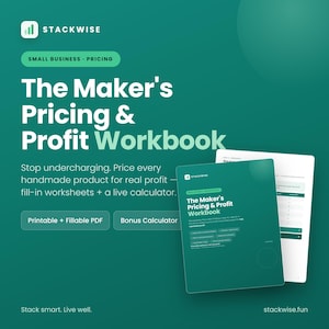 Może przedstawiać: Produkt cyfrowy zatytułowany The Maker's Pricing & Profit Workbook od Stackwise, z ciemnozieloną okładką z białym tekstem, opcjami PDF do druku i wypełniania, dodatkowym kalkulatorem oraz arkuszami roboczymi dla małych firm.
