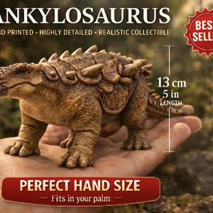 Può includere: Un'accurata statuetta di Anchilosauro stampata in 3D, lunga 13 cm, tenuta in mano. La statuetta del dinosauro è marrone con dettagli strutturati ed è etichettata come best-seller. Il testo recita "Perfect Hand Size - Fits in your palm."