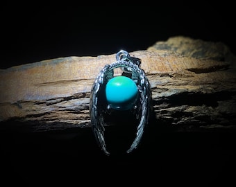 Ketting met gevallen engelenvleugels, statement vleugelhanger, blauwe stenen bal, unieke Dark Academia-sieraden