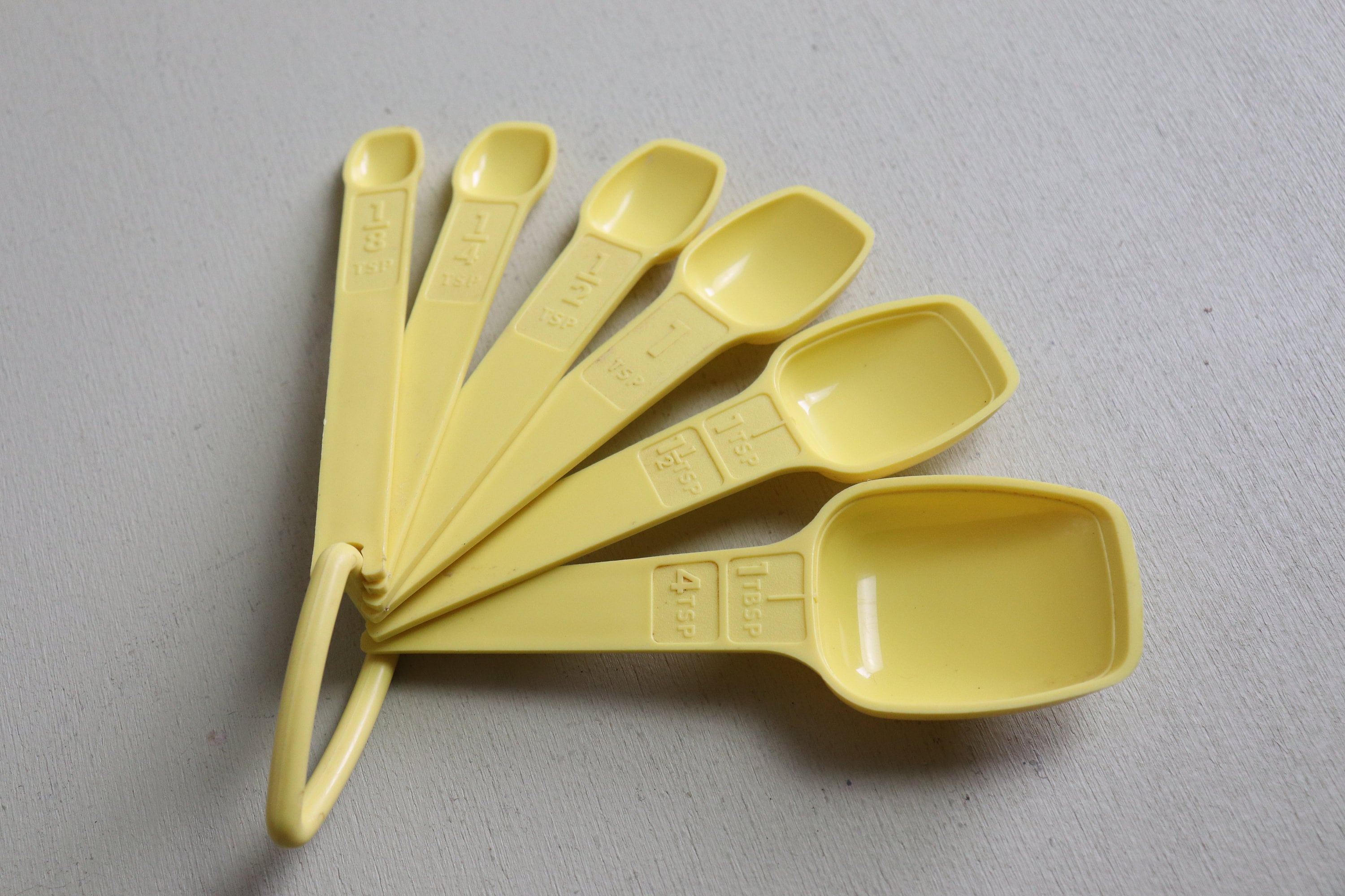 Vintage Tupperware Measuring Spoons Citrus Yellow Set of 7 