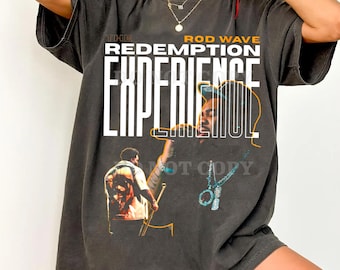 Könnte beinhalten: Dunkelgraues T-Shirt mit dem weißen Text "THE REDEMPTION EXPERIENCE" und "ROD WAVE". Das Shirt hat eine Grafik eines Mannes, der mit einem Mikrofon singt, und ein zweites Bild eines Mannes, der einen Stab hält.