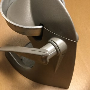 Pu&ograve; includere: Uno spremiagrumi in metallo grigio con una maniglia e una parte superiore rimovibile. Lo spremiagrumi &egrave; progettato per spremere il succo dagli agrumi.