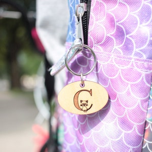 CHARM DE FERMETURE ÉCLAIR personnalisée - vous choisissez N'IMPORTE QUELLE lettre - porte-nom/tirette de fermeture éclair en bois personnalisé et respectueux de l'environnement pour manteau d'enfant, sac à dos, boîte à lunch