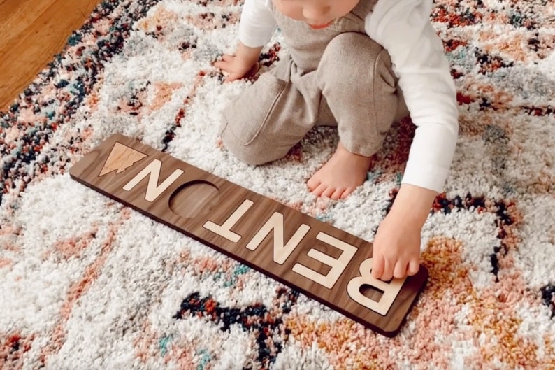 puzzle nom en bois un jouet en bois personnalisé pour lenfant, des lettres dalphabet en bois découpé personnalisé et jouet éducatif vous choisissez 3-9 caractères image 4