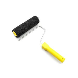 Puede incluir: Un rodillo de pintura con un rodillo de espuma negro y un mango amarillo. El rodillo está unido a un marco de metal plateado. El mango es amarillo y tiene un agujero para colgar.