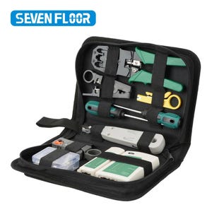 Op de afbeelding: Een zwarte gereedschapskist met ritssluiting met diverse netwerk- en kabelgereedschappen. De kit bevat groene en zwarte draadstrippers, schroevendraaiers en kabeltesters. De tekst "SEVEN FLOOR" wordt linksboven weergegeven.