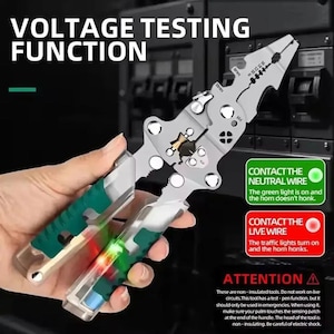 Puede incluir: Una multiherramienta con cuerpo de metal plateado y mangos verdes. La herramienta tiene una función de prueba de voltaje, con el texto "VOLTAGE TESTING FUNCTION". La herramienta tiene una función de prueba de lápiz y no está aislada.