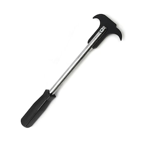 Op de afbeelding: Een zwart en zilverkleurig gereedschap met een gebogen haak aan één uiteinde en een zwarte handgreep aan de andere kant. Het gereedschap heeft een lange, zilveren schacht en is ontworpen voor een specifieke taak, waarschijnlijk trekken of tillen.