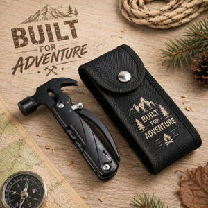 Könnte beinhalten: Ein schwarzes Multi-Tool-Hammer-Werkzeug mit Klappmechanismus und passender schwarzer Nylontasche. Die Tasche ist mit einer Berg-Grafik und dem Text "BUILT FOR ADVENTURE" bedruckt. Das Werkzeug umfasst einen Hammerkopf, Zangen und diverse Klingen.