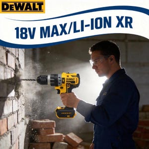 Może przedstawiać: Żółto-czarna wiertarka DeWalt 18V MAX LI-ION XR z wiertłem włożonym w ceglaną ścianę. Wiertarka posiada czarny uchwyt wiertarski, żółty korpus z czarnymi akcentami oraz akumulator u podstawy. Widoczny jest pył powstający podczas wiercenia w ścianie.