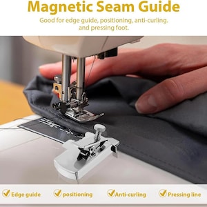 Könnte beinhalten: Ein silberner magnetischer Nahtführer für Nähmaschinen. Das Bild zeigt den Führer in Gebrauch, mit dem Text "Magnetic Seam Guide" und "Good for edge guide, positioning, anti-curling, and pressing foot." Der Führer ist für die Kantenführung, Positionierung, Kräuselvermeidung und das Pressen von Linien konzipiert.