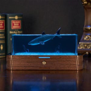 Lámpara de resina de ballena azul hecha a mano - Luz nocturna con base de madera - Diorama submarino
