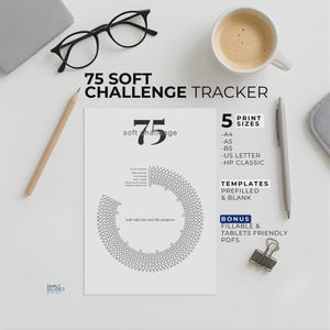 Peut inclure: Une tasse en céramique blanche avec une anse noire et le texte "But First, Coffee" en gras noir. La tasse est posée sur un fond flou, suggérant un cadre chaleureux.