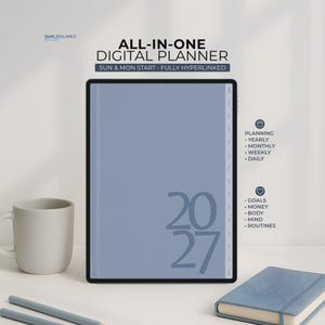 Op de afbeelding: Een digitale tablet met een alles-in-één digitale planner voor 2027 met een blauwe kaft. Het scherm toont tekst waaronder ALL-IN-ONE DIGITAL PLANNER, SUN & MON START, FULLY HYPERLINKED, en lijsten voor planning en doelcategorieën.