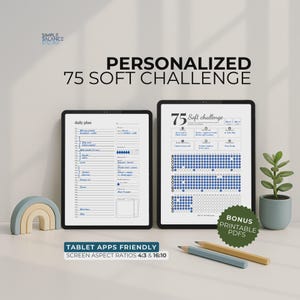 Può includere: Due tablet neri che mostrano un piano giornaliero e un grafico della sfida 75 Soft. Il testo "PERSONALIZED 75 SOFT CHALLENGE" è sopra i tablet. Sono visibili anche un arcobaleno di legno, matite e una piccola pianta in vaso. Include il testo "TABLET APPS FRIENDLY".