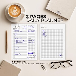 Puede incluir: Un planificador diario blanco con notas manuscritas azules y una página cuadriculada. El texto "2 PAGES DAILY PLANNER" está en la parte superior. El planificador incluye una taza de café, un bolígrafo, gafas y un clip. Disponible en 5 tamaños de impresión.