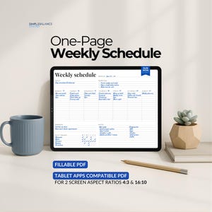 以下が含まれることがあります： 「One-Page Weekly Schedule」のテキストが表示されたタブレットに表示されるデジタル週間スケジュール。スケジュールには、毎日のタスクリスト、メモ、毎日のトラッカーが含まれています。青いマグカップ、鉛筆、幾何学的なポットに入った小さな多肉植物も表示されています。