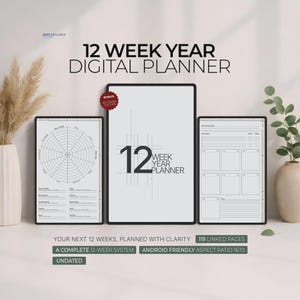 Puede incluir: Planificador digital con el texto "12 Week Year Digital Planner" mostrado en tres tabletas. El planificador incluye 119 páginas enlazadas, no tiene fecha y es compatible con Android. La imagen también incluye plantas decorativas.