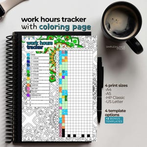 Pode incluir: Um rastreador de horas de trabalho com espiral e uma página para colorir. A capa apresenta o texto "work hours tracker with coloring page". O rastreador inclui seções para rastrear horas, horas extras e dias pessoais. Uma caneta preta e uma xícara de café também estão na imagem.
