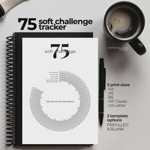 Peut inclure: Un cahier à spirales noir avec une page blanche présentant un design de "75 soft challenge tracker". Le design comprend un graphique circulaire et du texte. Un stylo noir et une tasse de café sont également visibles.