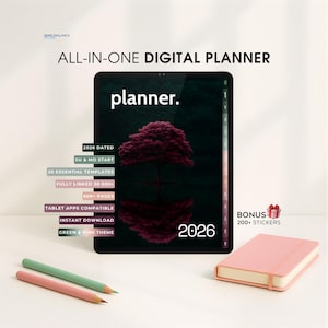 Peut inclure: Un planificateur numérique sur une tablette avec le texte "planner." et "2026." Un carnet rose et deux crayons sont à côté de la tablette. Le planificateur comprend 20 modèles essentiels et est compatible avec les applications de tablettes.