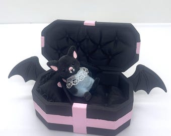 Set personalizzato Sylvanian Families con statuetta di pipistrello neonato e grazioso lettino a forma di bara gotica - Un set unico e personalizzato!