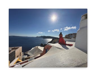 Toile femme Santorini rouge confiance en soi avec vue sur la mer