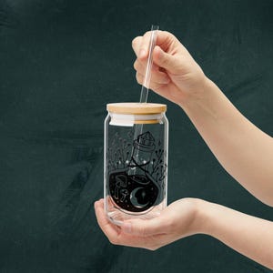 Puede incluir: Un juego de tres tazas de cerámica con un acabado mate moteado. Las tazas son de color crema, gris claro y gris oscuro. Cada taza tiene un diseño simple y minimalista, ideal para café o té.