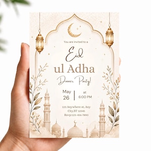 Puede incluir: Tarjeta de invitación para una cena de Eid ul Adha. El diseño presenta una silueta de mezquita, una luna creciente y faroles colgantes. El texto incluye la fecha, la hora y la información de RSVP. La paleta de colores es beige suave y dorado.