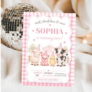 Puede incluir: Una invitación de cumpleaños rosa con estampado de cuadros vichy con el texto "¡Sophia cumple dos años!" e ilustraciones de animales de granja. La invitación incluye fecha, hora e información de RSVP. Una bola de discoteca está en el fondo.