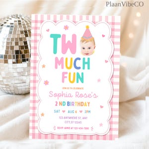 Op de afbeelding: Een rechthoekige verjaardagsuitnodiging met een roze en wit gingham-randje. De tekst luidt TW MUCH FUN met een foto van een kind met een feesthoedje. Het bevat details voor de 2e verjaardag van Sophia Rose op zaterdag 4 augustus om 14:00 uur.