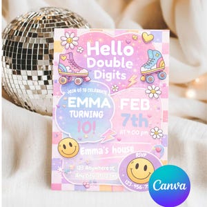 以下が含まれることがあります： 「Hello Double Digits」と「Emma Turning 10!」の文字が入ったパステルカラーの誕生日招待状。ローラースケート、花、スマイリーフェイスが描かれています。招待状には、パーティーの日時と場所が記載されています。