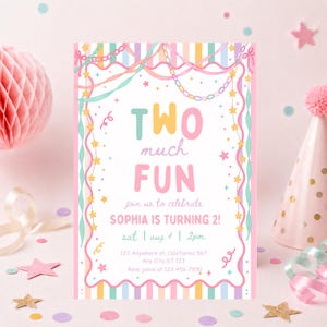 Pode incluir: Um cartão de convite retangular com um centro branco e bordas listradas em tons pastel. O texto diz TWO much FUN, join us to celebrate SOPHIA IS TURNING 2!, sat | aug 4 | 2pm, 123 Anywhere st, Calefornia 567, Any City, ST 123, Rsvp jamie at 123-456-7890.