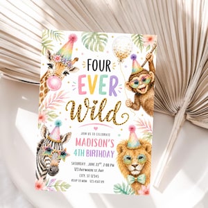 Può includere: Un biglietto d'invito di compleanno rettangolare con illustrazioni ad acquerello di una giraffa, una scimmia, una zebra e un leone che indossano cappellini da festa e occhiali colorati. Il testo riporta FOUR EVER Wild e i dettagli dell'evento.
