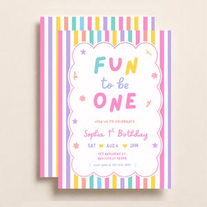 Puede incluir: Una tarjeta de invitación de cumpleaños rectangular con rayas verticales en amarillo, rosa, morado y turquesa. El centro tiene un marco festoneado blanco con el texto "FUN to be ONE", "Sophia 1st Birthday" y los detalles del evento.