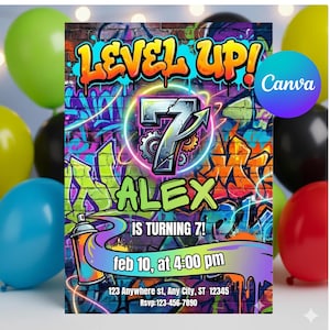 Op de afbeelding: Een kleurrijke uitnodiging voor een verjaardagsfeestje met een graffiti-kunst achtergrond. De uitnodiging luidt "LEVEL UP!" en "ALEX WORDT 7!" met datum en tijd. Een spuitbusafbeelding is inbegrepen. Ballonnen in verschillende kleuren omringen de uitnodiging.